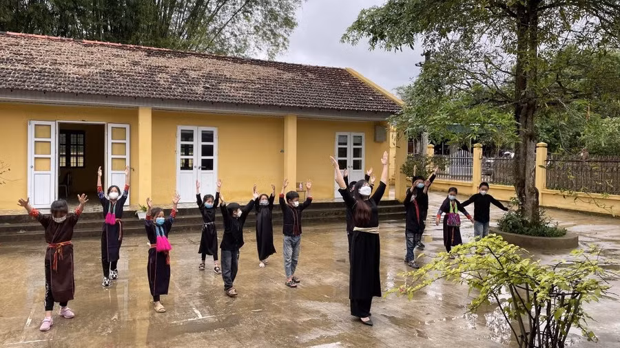 Các em học sinh Trường Tiểu học Vô Ngại trong giờ thể dục