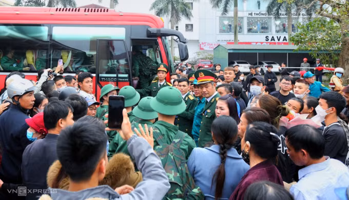 Người thân tiễn thanh niên lên đường nhập ngũ tại TP. Hà Tĩnh, tỉnh Hà Tĩnh sáng 7-2