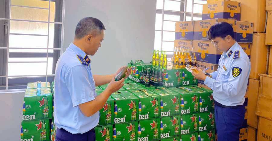 Lực lượng Quản lý thị trường đang kiểm đếm số lượng hàng hóa vi phạm Lực lượng Quản lý thị trường đang kiểm đếm số lượng hàng hóa vi phạm