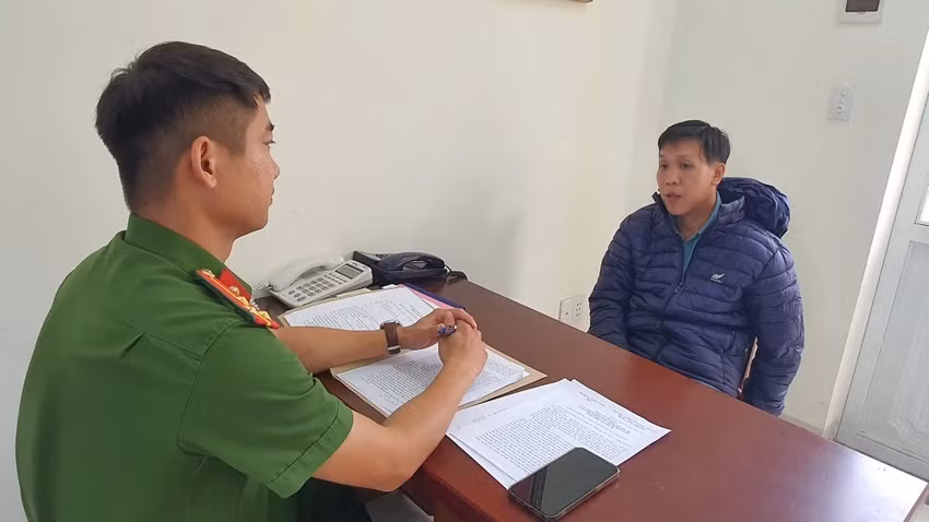 Cù Minh Bình tại cơ quan công an.Đối tượng đã đâm bạn nhậu tử vong. Ảnh: S.Đ