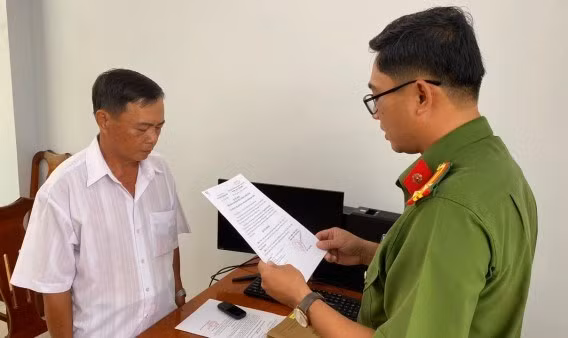 Ông Nguyễn Tấn Đức-nguyên Chủ tịch UBND xã Định Thành A (huyện Đông Hải, tỉnh Bạc Liêu) nghe đọc lệnh khởi tố. Ảnh: Công an cung cấp