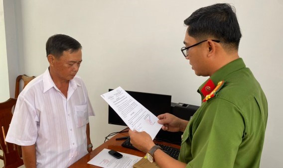 Ông Nguyễn Tấn Đức-nguyên Chủ tịch UBND xã Định Thành A (huyện Đông Hải, tỉnh Bạc Liêu) nghe đọc lệnh khởi tố. Ảnh: Công an cung cấp Ông Nguyễn Tấn Đức-nguyên Chủ tịch UBND xã Định Thành A (huyện Đông Hải, tỉnh Bạc Liêu) nghe đọc lệnh khởi tố. Ảnh: Công an cung cấp