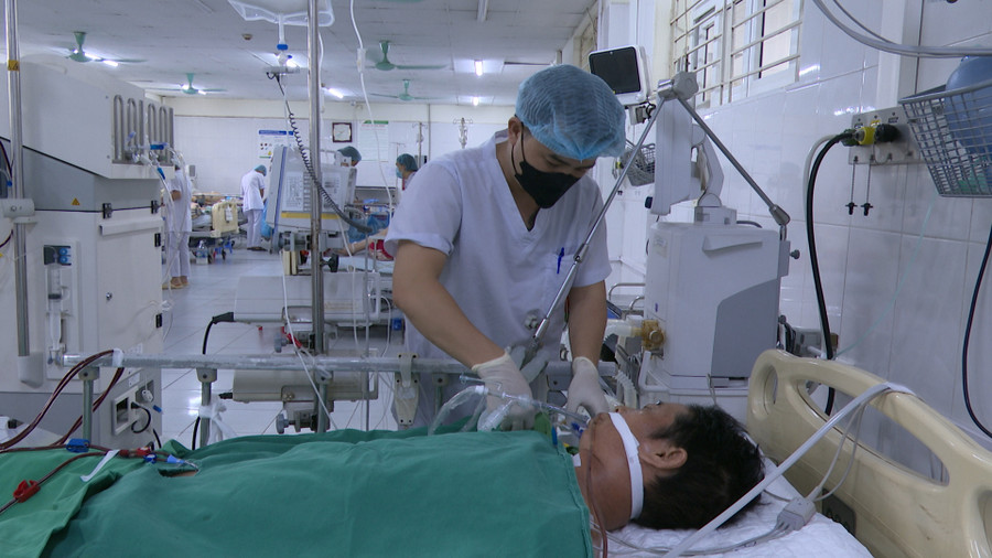 Ông H. đang được chăm sóc tích cực tại Khoa Hồi sức tích cực-Chống độc, Bệnh viện Đa khoa tỉnh. Lào Cai