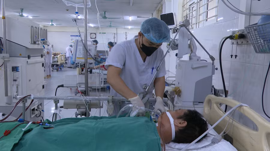 Ông H. đang được chăm sóc tích cực tại Khoa Hồi sức tích cực-Chống độc, Bệnh viện Đa khoa tỉnh. Lào Cai