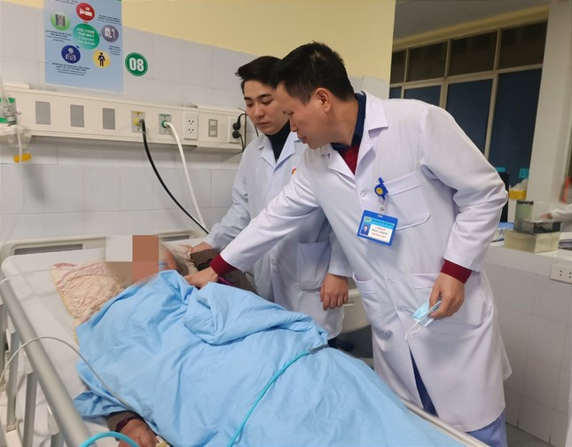 2 bệnh nhân bị hôn mê sâu, lơ mơ do sử dụng than củi để sưởi ấm hiện đang được điều trị tại Bệnh viện Đa khoa tỉnh Thanh Hóa 2 bệnh nhân bị hôn mê sâu, lơ mơ do sử dụng than củi để sưởi ấm hiện đang được điều trị tại Bệnh viện Đa khoa tỉnh Thanh Hóa