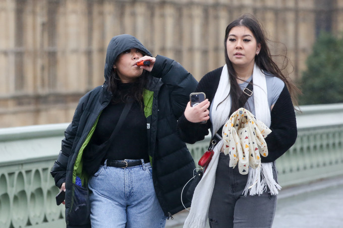 Một phụ nữ Anh hút vape dùng một lần ở London, tháng 11-2023. Ảnh: Reuters Một phụ nữ Anh hút vape dùng một lần ở London, tháng 11-2023. Ảnh: Reuters