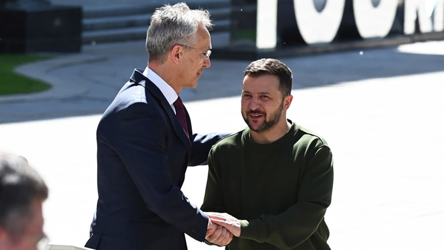 Tổng thư ký NATO Jens Stoltenberg và Tổng thống Ukraine Volodymyr Zelensky. Ảnh: Getty