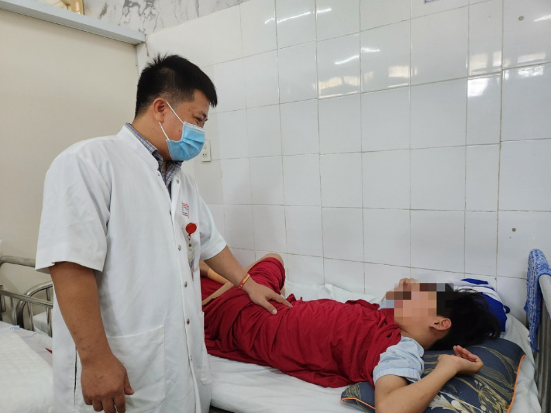 Bác sĩ Bệnh viện Trung ương Huế thăm khám bệnh nhi bị bỏng do đốt pháo Bác sĩ Bệnh viện Trung ương Huế thăm khám bệnh nhi bị bỏng do đốt pháo