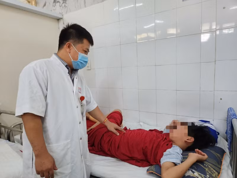 Bác sĩ Bệnh viện Trung ương Huế thăm khám bệnh nhi bị bỏng do đốt pháo