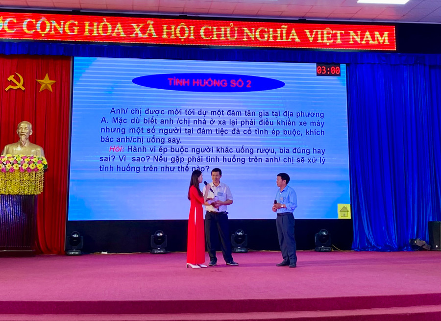 Phần thi trả lời tình huống của đội huyện Chư Sê. Ảnh: Hà Duy Phần thi trả lời tình huống của đội huyện Chư Sê. Ảnh: Hà Duy