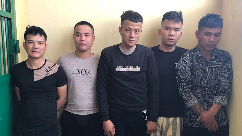 Nhóm 5 đối tượng liên quan đến hoạt động tín dụng đen bị Công an thị xã An Khê triệt phá. Ảnh: T.Đ