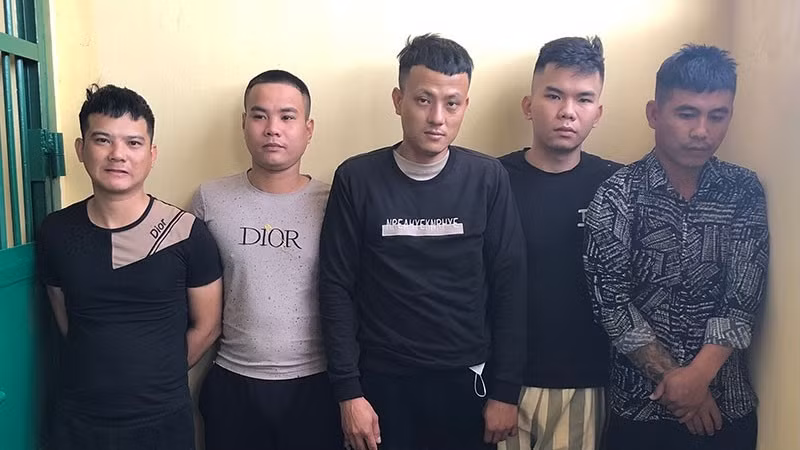 Nhóm 5 đối tượng liên quan đến hoạt động tín dụng đen bị Công an thị xã An Khê triệt phá. Ảnh: T.Đ