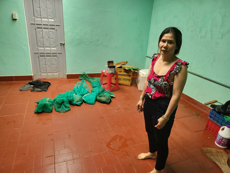 Đối tượng Phạm Thị Tám cùng tang vật vụ án. Ảnh: H.V Đối tượng Phạm Thị Tám cùng tang vật vụ án. Ảnh: H.V