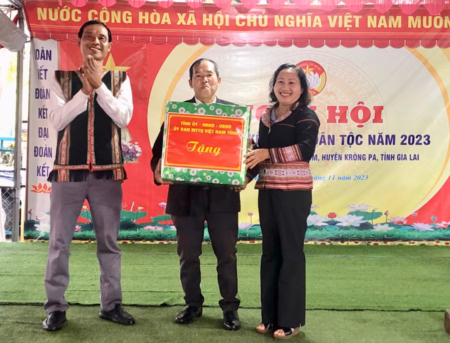 Bà Ayun H’Bút-Phó Chủ tịch HĐND tỉnh thay mặt Tỉnh ủy, HĐND, UBND, Ủy ban MTTQ Việt Nam tỉnh gửi tặng phần quà của tỉnh cho buôn Phùm. Ảnh: Lê Nam