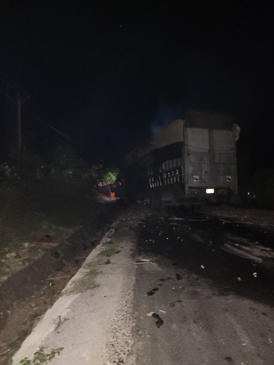 Xe tải BKS 77H-034.25 lao vào lề đường và bốc cháy phần đầu sau khi xảy ra tai nạn. Ảnh: Lê Anh Xe tải BKS 77H-034.25 lao vào lề đường và bốc cháy phần đầu sau khi xảy ra tai nạn. Ảnh: Lê Anh