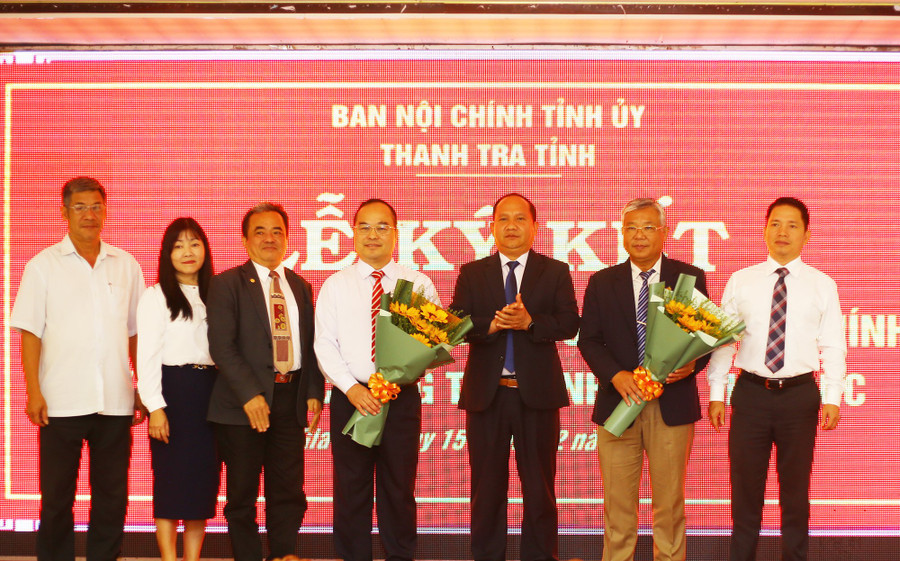 Phó Bí thư Tỉnh ủy Rah Lan Chung (thứ 3 từ phải sang) tặng hoa cho lãnh đạo hai đơn vị tại lễ ký kết quy chế phối hợp. Ảnh: Lê Anh Phó Bí thư Tỉnh ủy Rah Lan Chung (thứ 3 từ phải sang) tặng hoa cho lãnh đạo hai đơn vị tại lễ ký kết quy chế phối hợp. Ảnh: Lê Anh