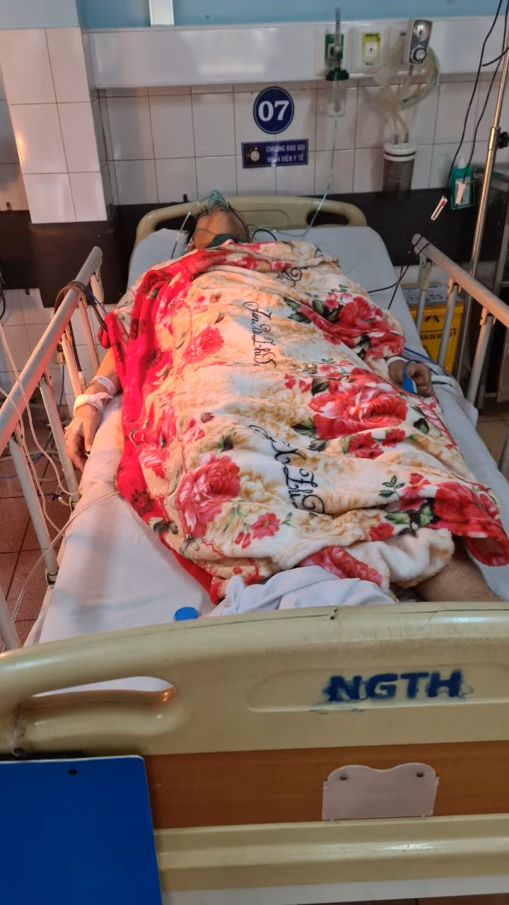 Em L.Đ.P. đang được điều trị tại Bệnh viện Đa khoa tỉnh. Ảnh: Lê Anh