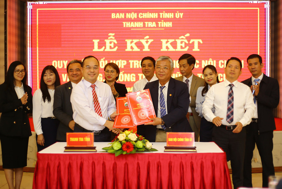 Lãnh đạo Ban Nội chính Tỉnh ủy và Thanh tra tỉnh ký quy chế phối hợp. Ảnh: Lê Anh Lãnh đạo Ban Nội chính Tỉnh ủy và Thanh tra tỉnh ký quy chế phối hợp. Ảnh: Lê Anh