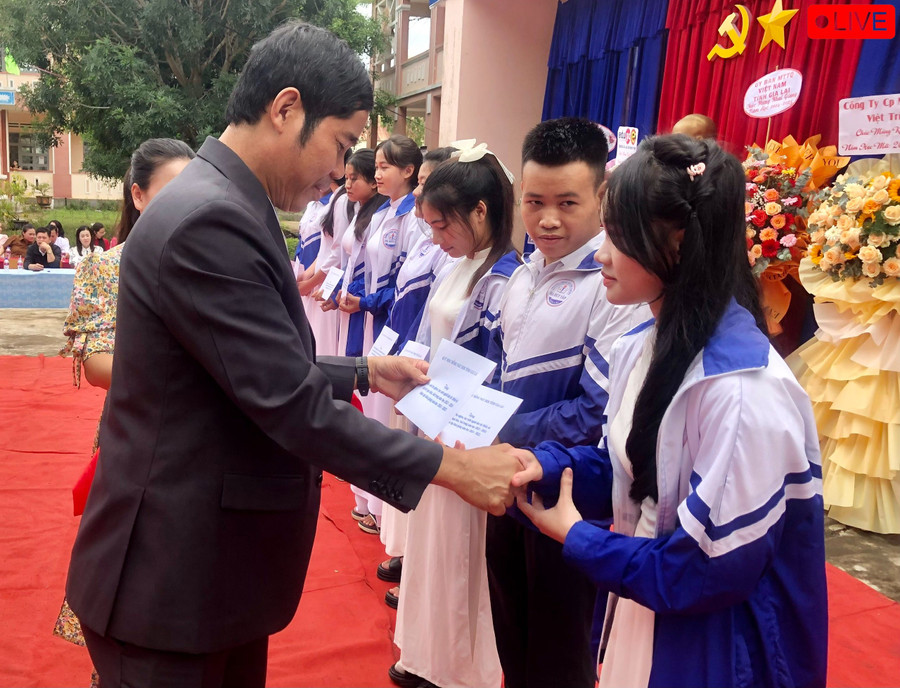 Ông Trần Minh Sơn-Ủy viên Ban Thường vụ Tỉnh ủy, Chủ tịch UBMTTQ Việt Nam tỉnh trao học bổng Nay Der cho các em học sinh có hoàn cảnh khó khăn. Ảnh: Lê Nam Ông Trần Minh Sơn-Ủy viên Ban Thường vụ Tỉnh ủy, Chủ tịch UBMTTQ Việt Nam tỉnh trao học bổng Nay Der cho các em học sinh có hoàn cảnh khó khăn. Ảnh: Lê Nam