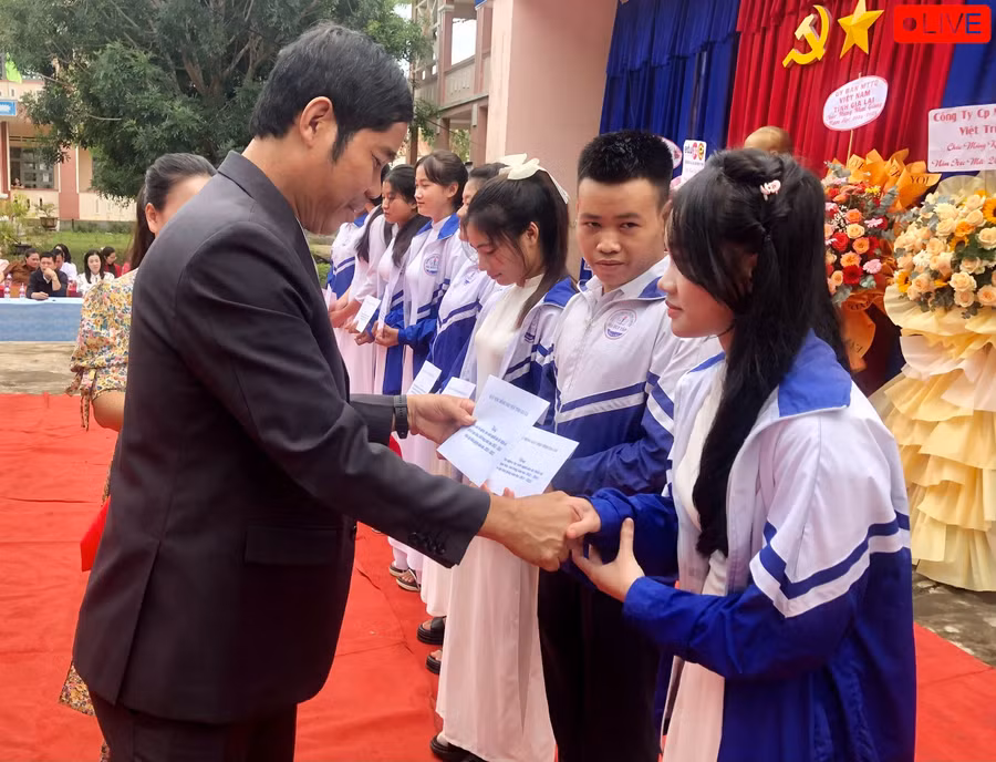 Ông Trần Minh Sơn-Ủy viên Ban Thường vụ Tỉnh ủy, Chủ tịch UBMTTQ Việt Nam tỉnh trao học bổng Nay Der cho các em học sinh có hoàn cảnh khó khăn. Ảnh: Lê Nam