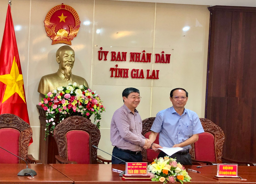 Đồng chí Trần Bình Trọng-Cục trưởng Cục Địa chất Việt Nam (bìa trái) bàn giao sản phẩm dự án cho tỉnh Gia Lai. Ảnh: Lê Nam Đồng chí Trần Bình Trọng-Cục trưởng Cục Địa chất Việt Nam (bìa trái) bàn giao sản phẩm dự án cho tỉnh Gia Lai. Ảnh: Lê Nam