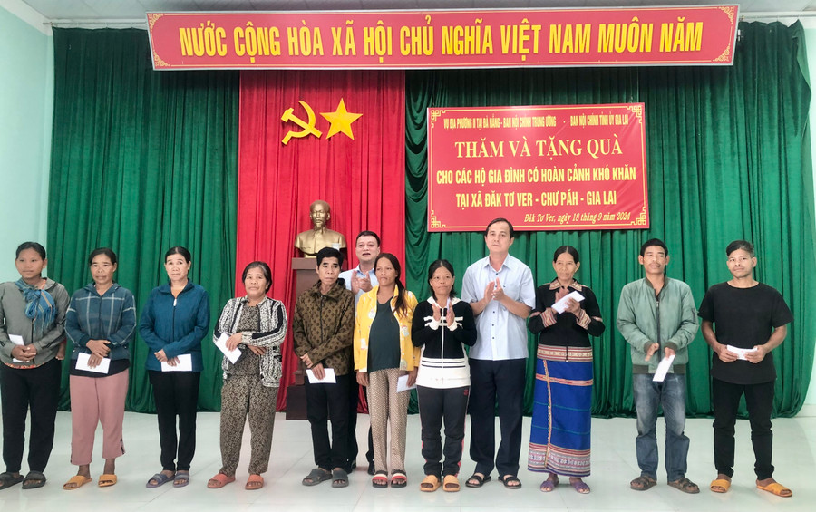 Vụ địa phương II-Ban Nội chính Trung ương tại Đà Nẵng đã trao tặng 20 suất quà (trị giá 1 triệu đồng/suất) cho 20 hộ nghèo có hoàn cảnh khó khăn trên địa bàn xã Đăk Tơ Ver. Ảnh: Lê Nam Vụ địa phương II-Ban Nội chính Trung ương tại Đà Nẵng đã trao tặng 20 suất quà (trị giá 1 triệu đồng/suất) cho 20 hộ nghèo có hoàn cảnh khó khăn trên địa bàn xã Đăk Tơ Ver. Ảnh: Lê Nam