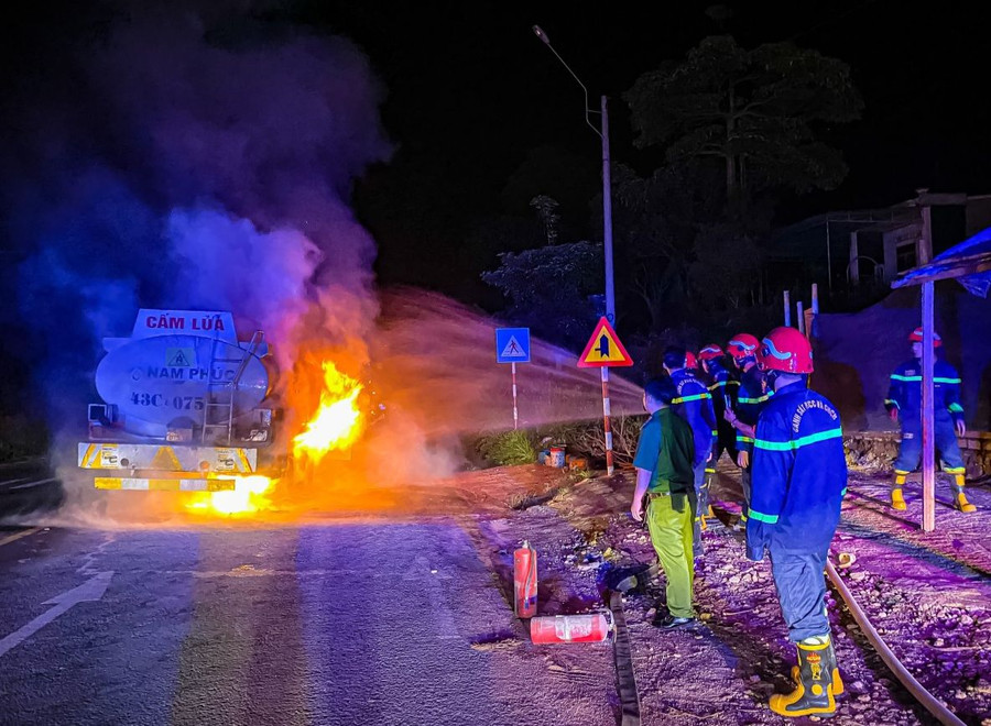 Lực lượng Cảnh sát Phòng cháy, chữa cháy Công an tỉnh đang khẩn trương dập tắt đám cháy. Ảnh: Lê Anh Lực lượng Cảnh sát Phòng cháy, chữa cháy Công an tỉnh đang khẩn trương dập tắt đám cháy. Ảnh: Lê Anh