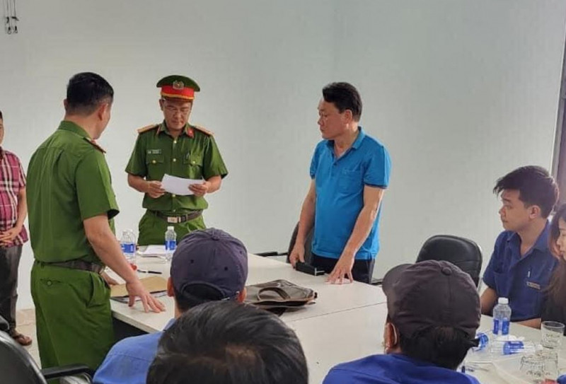Công an tỉnh Gia Lai thi hành lệnh bắt tạm giam các đối tượng. Ảnh: Công an Gia Lai