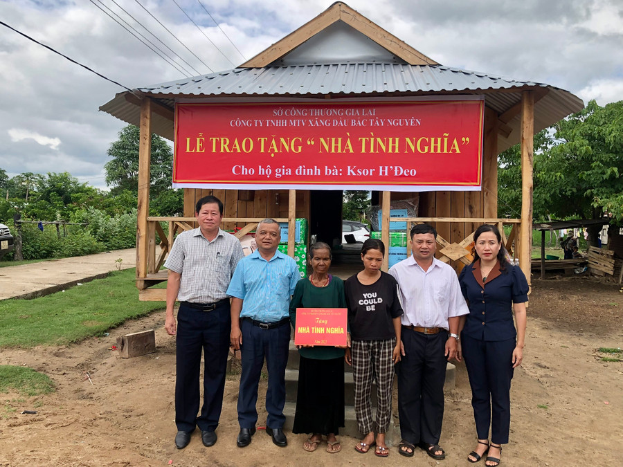 Trao nhà tình nghĩa cho gia đình bà Ksor H’Đeo (buôn Ia Hly, xã Krông Năng, huyện Krông Pa). Ảnh: Lê Nam