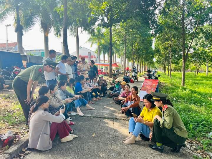 Công an huyện Kbang giúp phụ huynh cài đặt và kích hoạt tài khoản định danh điện tử trong thời gian chờ đợi thí sinh tham gia thi tốt nghiệp THPT năm 2023