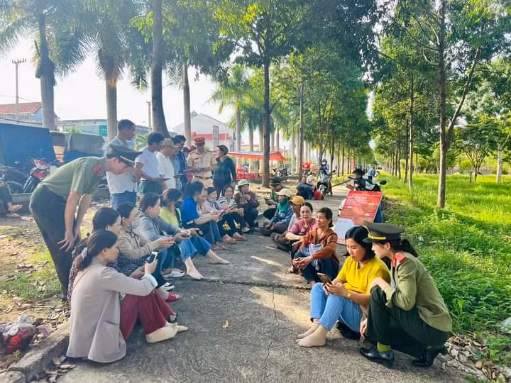 Công an huyện Kbang giúp phụ huynh cài đặt và kích hoạt tài khoản định danh điện tử trong thời gian chờ đợi thí sinh tham gia thi tốt nghiệp THPT năm 2023