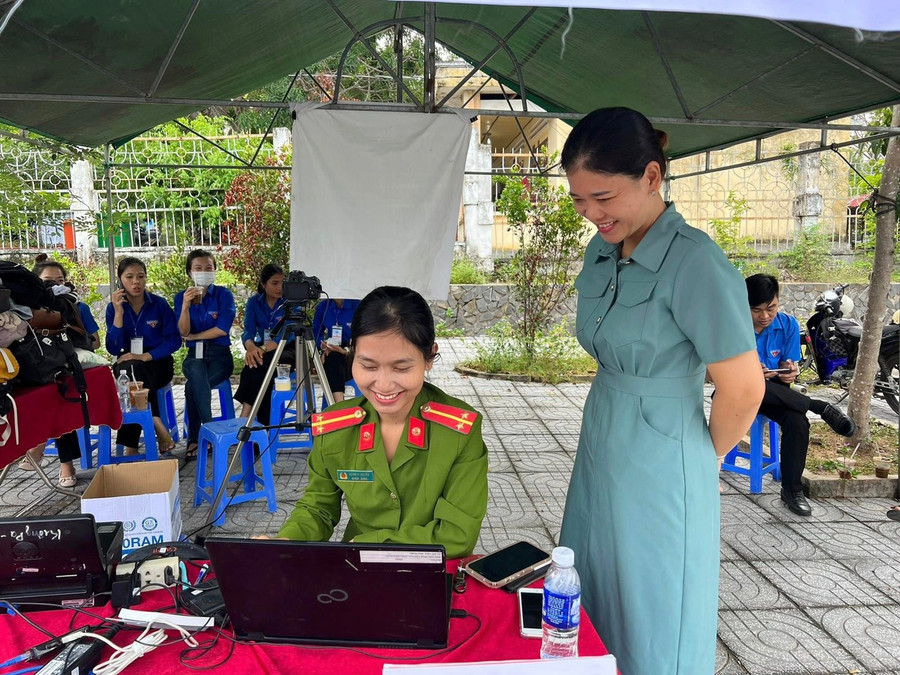 Công an huyện Krông Pa hỗ trợ phụ huynh cài đặt và kích hoạt tài khoản định danh điện tử