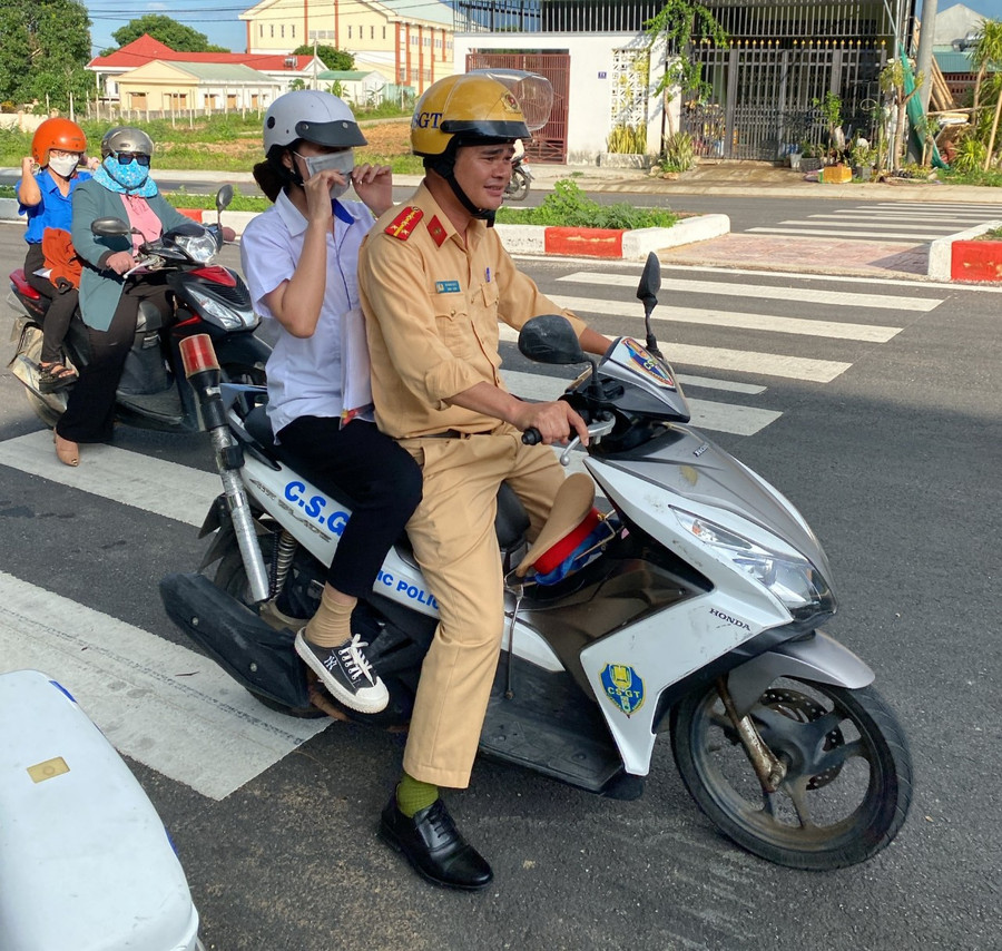 Lực lượng Cảnh sát Giao thông huyện Đak Pơ hỗ trợ thí sinh đến điểm thi đúng giờ