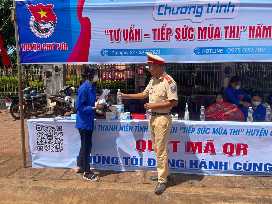 Lực lượng Cảnh sát Giao thông huyện Chư Pưh tặng nước uống, khẩu trang y tế cho các thí sinh dự thi