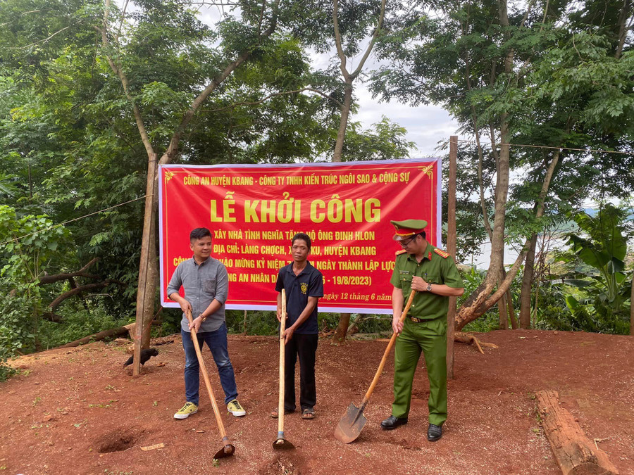 Công an huyện Kbang khởi công xây dựng nhà tình nghĩa cho gia đình ông Hlon. Ảnh: Công an huyện Kbang Công an huyện Kbang khởi công xây dựng nhà tình nghĩa cho gia đình ông Hlon. Ảnh: Công an huyện Kbang