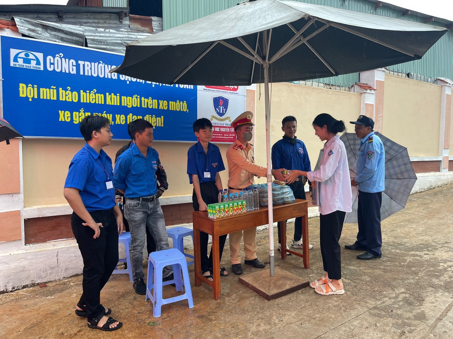 Phòng Cảnh sát Giao thông Công an tỉnh tặng sữa, nước uống và phần ăn sáng cho thí sinh tham gia kỳ thi tốt nghiệp THPT năm 2023