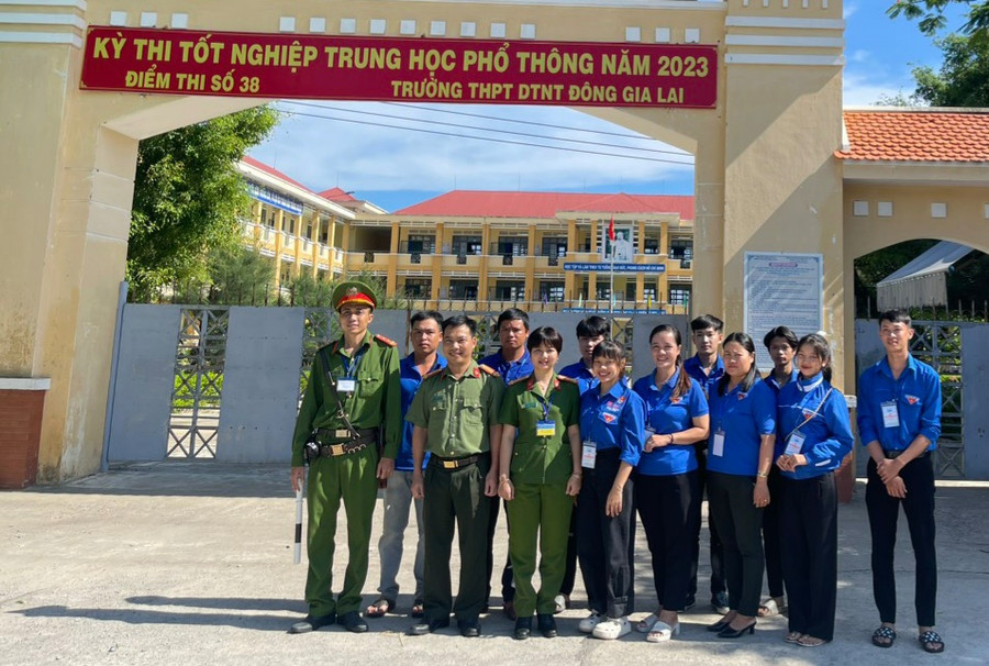 Trung tá Ksor H'Bơ Khắp-Phó Giám đốc Công an tỉnh Gia Lai chụp hình lưu niệm với lực lượng Công an và các tình nguyện viên tại điểm thi số 38. Ảnh: Hạ Vy Trung tá Ksor H'Bơ Khắp-Phó Giám đốc Công an tỉnh Gia Lai chụp hình lưu niệm với lực lượng Công an và các tình nguyện viên tại điểm thi số 38. Ảnh: Hạ Vy