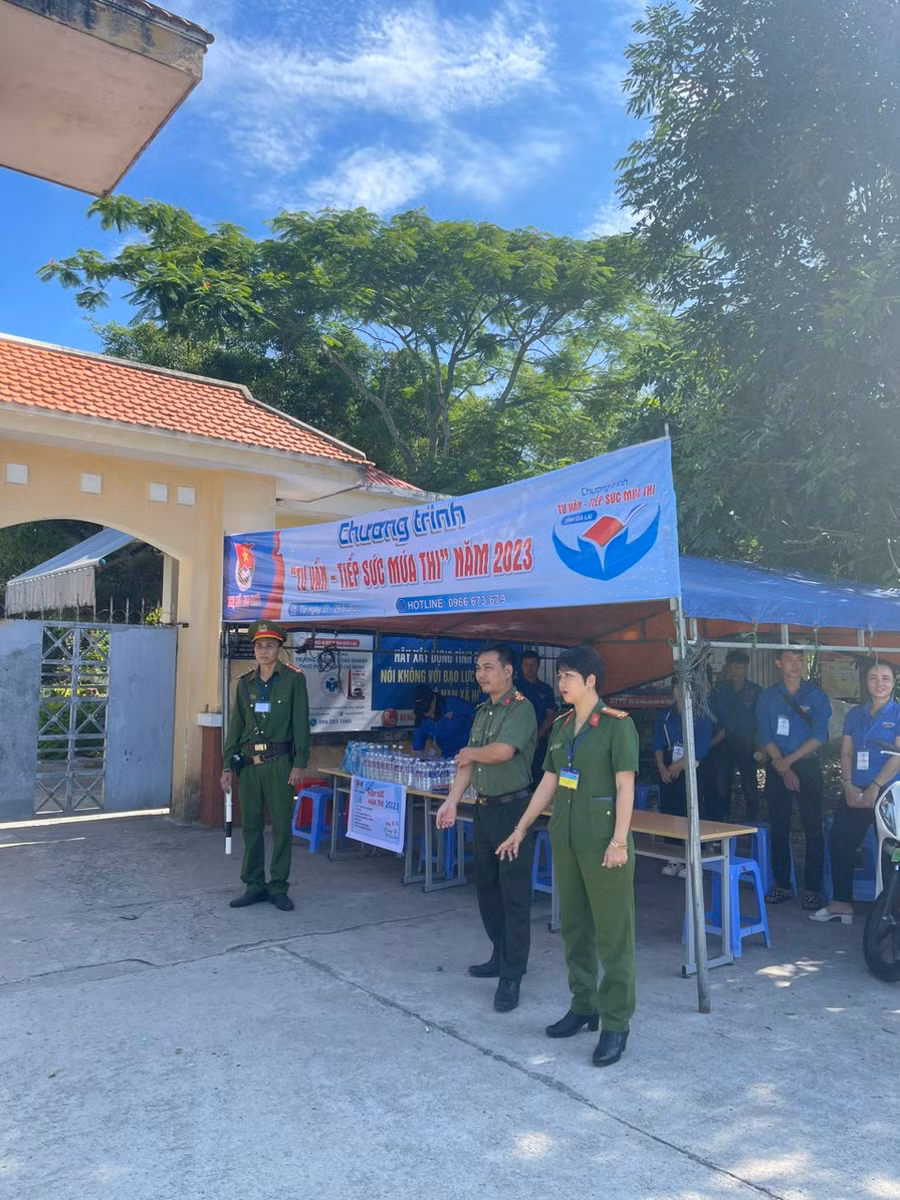 Trung tá Ksor H'Bơ Khắp-Phó Giám đốc Công an tỉnh Gia Lai kiểm tra an ninh, an toàn tại các điểm thi tại thị xã An Khê. Ảnh: Hạ Vy