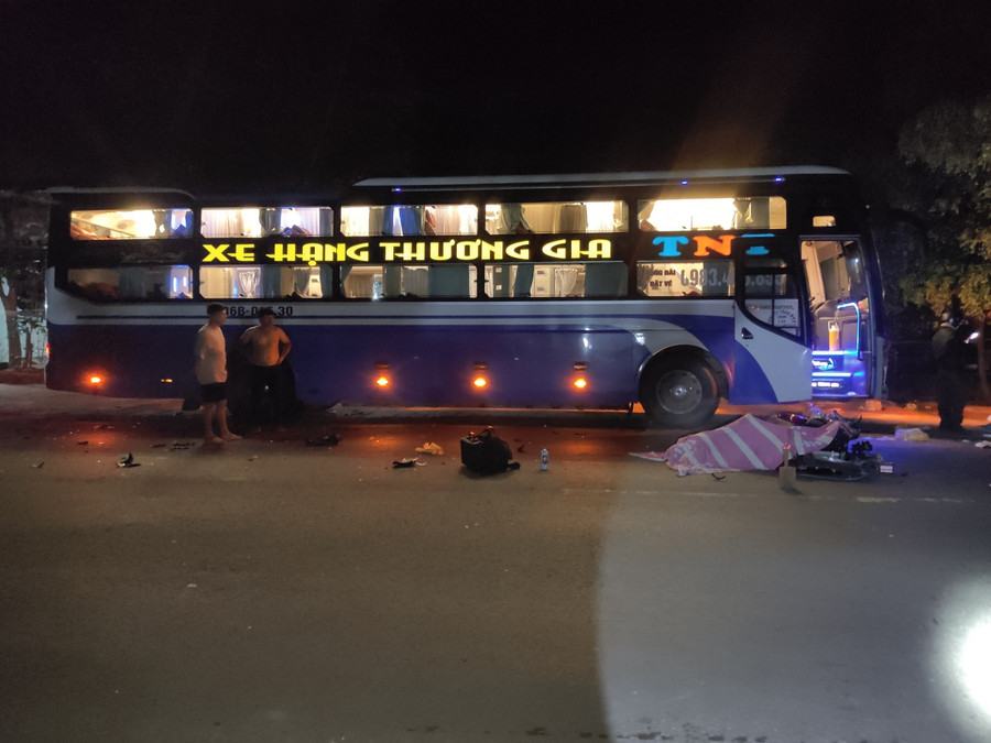 Chiếc xe khách giường nằm đang chở khách tuyến Thanh Hóa-Bình Dương thì xảy ra tai nạn. Ảnh: Duy Hải Chiếc xe khách giường nằm đang chở khách tuyến Thanh Hóa-Bình Dương thì xảy ra tai nạn. Ảnh: Duy Hải