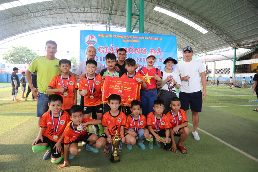 Các cầu thủ Trường Tiểu học Nguyễn Văn Trỗi lên ngôi vô địch sau chiến thắng áp đảo trong trận chung kết. Ảnh: Văn Ngọc