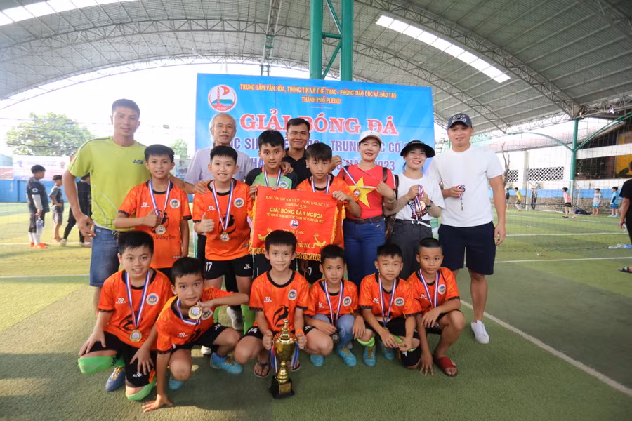 Các cầu thủ Trường Tiểu học Nguyễn Văn Trỗi lên ngôi vô địch sau chiến thắng áp đảo trong trận chung kết. Ảnh: Văn Ngọc