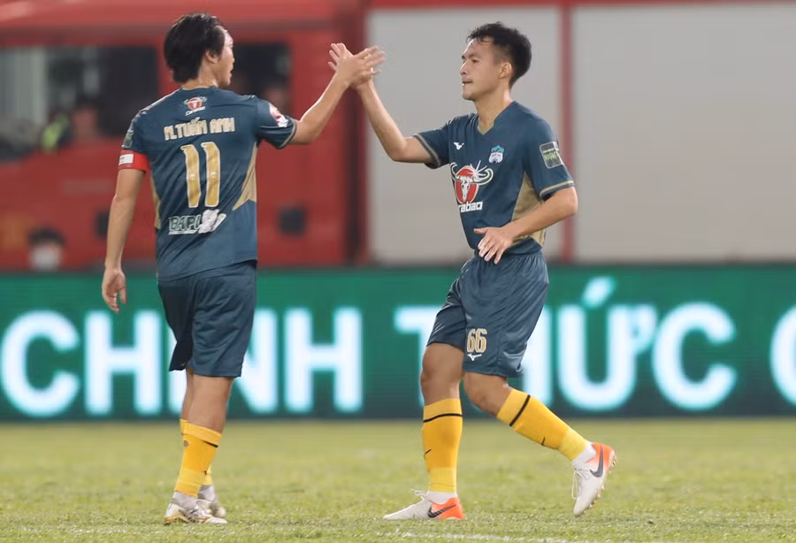 Đình Bảo (phải) có bàn thắng ngay trong lần đầu tiên được đá chính. Ảnh: Văn Ngọc
