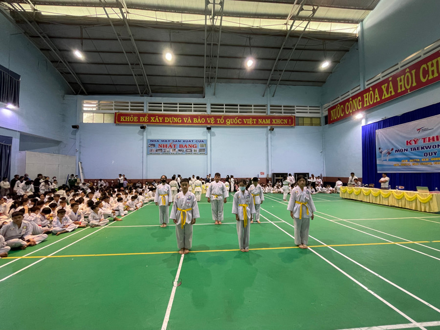 Các võ sinh đã trải qua nhiều phần thi thực hành để thăng cấp đai của mình. Ảnh: Văn Ngọc Các võ sinh đã trải qua nhiều phần thi thực hành để thăng cấp đai của mình. Ảnh: Văn Ngọc