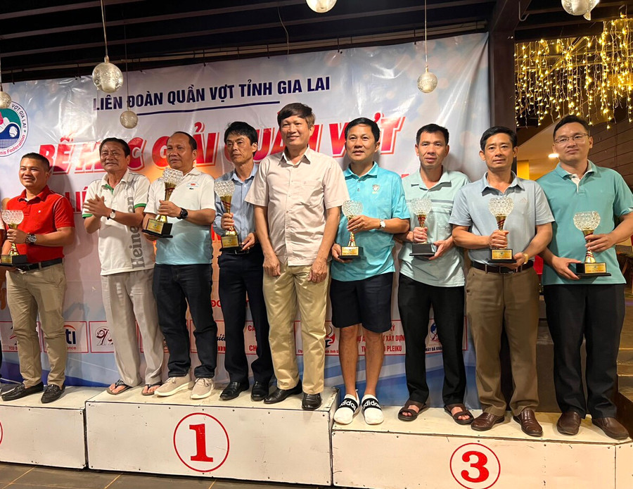 Ban tổ chức trao giải cho các cặp VĐV giành thành tích cao ở nội dung đôi nam. Ảnh: Văn Ngọc