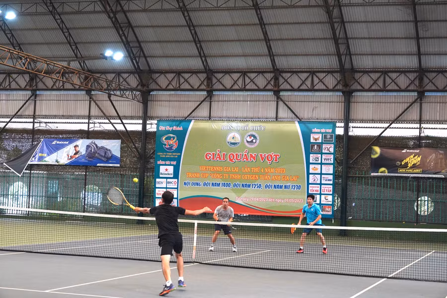 Các tay vợt sẽ thi đấu nội dung đôi ở 3 điểm trình khác nhau. Ảnh: Văn Ngọc