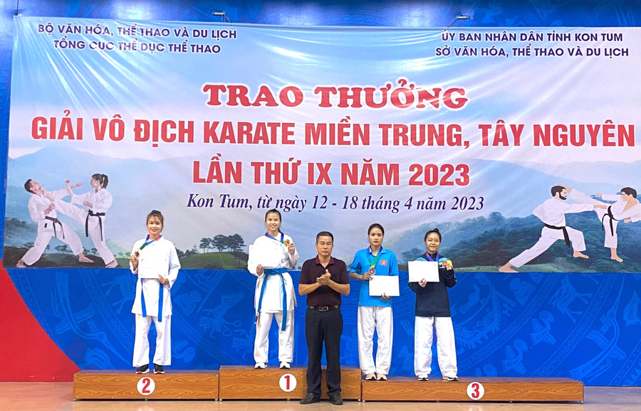 Võ sĩ Nguyễn Thị Khánh Ly giành huy chương vàng ở nội dung 47 kg nữ. Ảnh: Công Tuấn Võ sĩ Nguyễn Thị Khánh Ly giành huy chương vàng ở nội dung 47 kg nữ. Ảnh: Công Tuấn