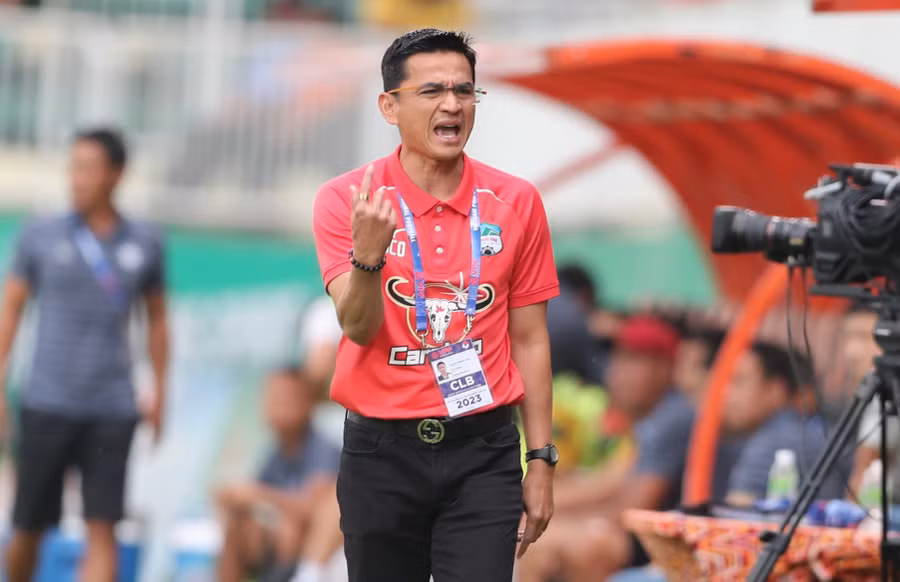 HLV Kiatisak đã có những sự thay đổi con người nhưng không mang lại hiệu quả. Ảnh: Văn Ngọc
