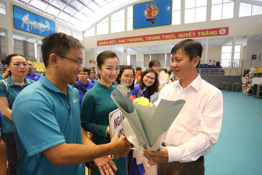 Ban tổ chức trao hoa cho các đoàn tham gia Hội thao. Ảnh: Văn Ngọc Ban tổ chức trao hoa cho các đoàn tham gia Hội thao. Ảnh: Văn Ngọc