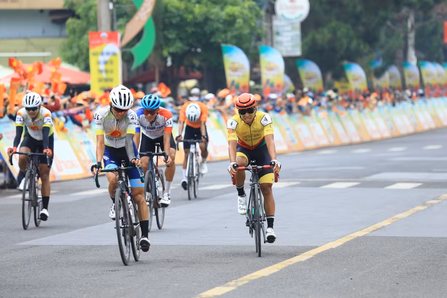 Các tay đua so kè nhau trên từng mét đường đua. Ảnh: Văn Ngọc