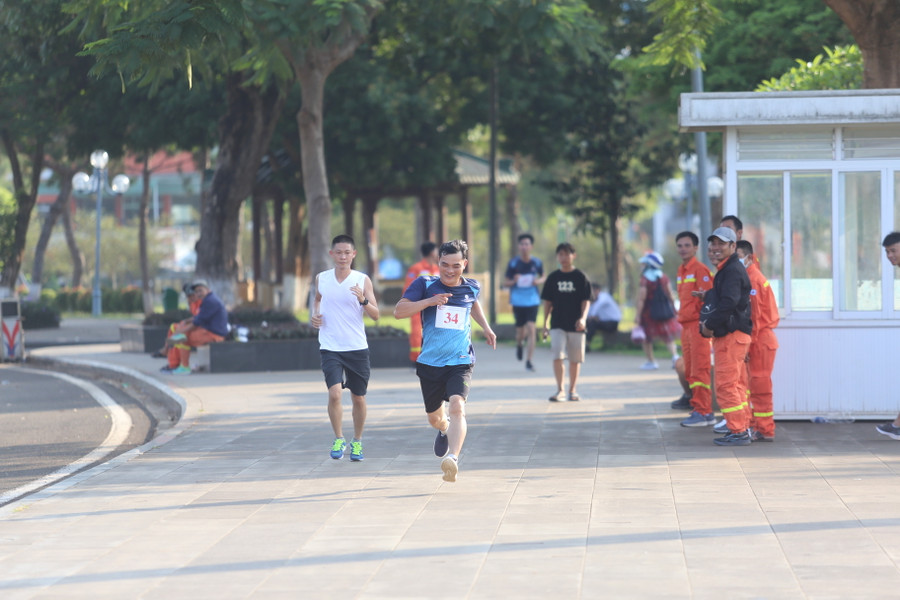 Các vận động viên tranh tài ở môn chạy việt dã cự ly 5 km. Ảnh: Văn Ngọc